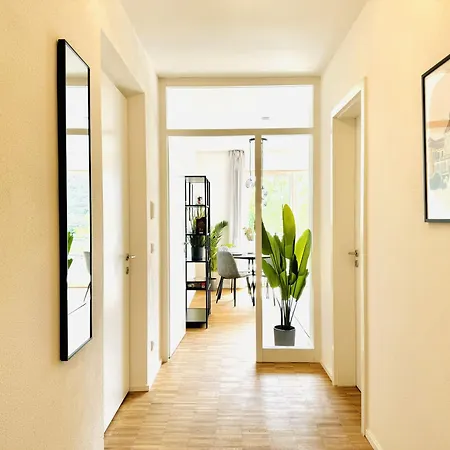 Uniqe - Design - Sky-tv - Audi - Free Parking 4*